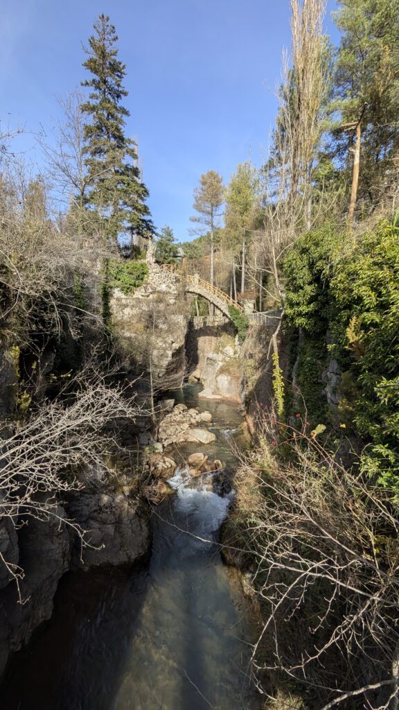 Puente de arco catenario sobre el río Llobregat