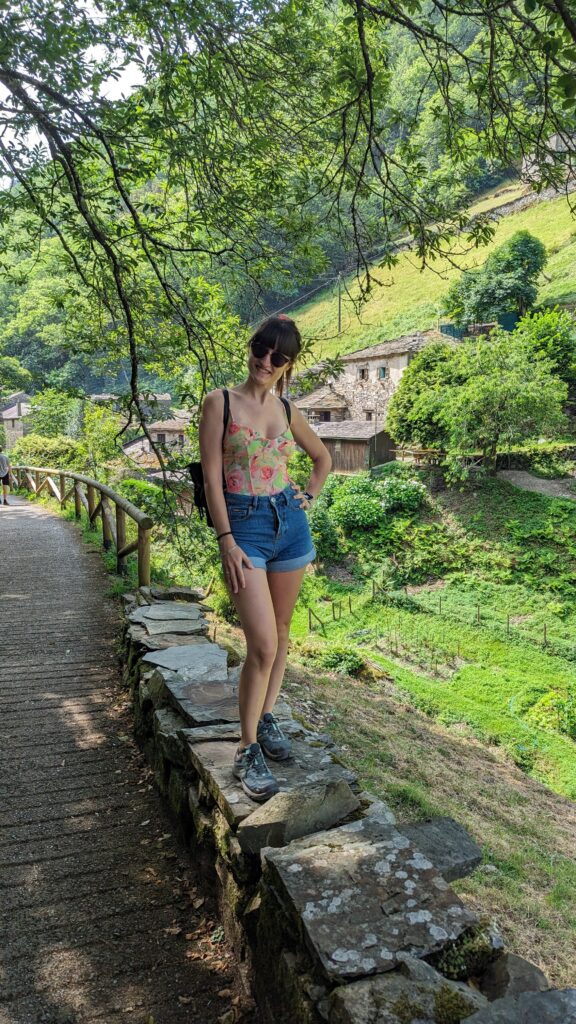 Camino desde el parking hacia Os Teixois