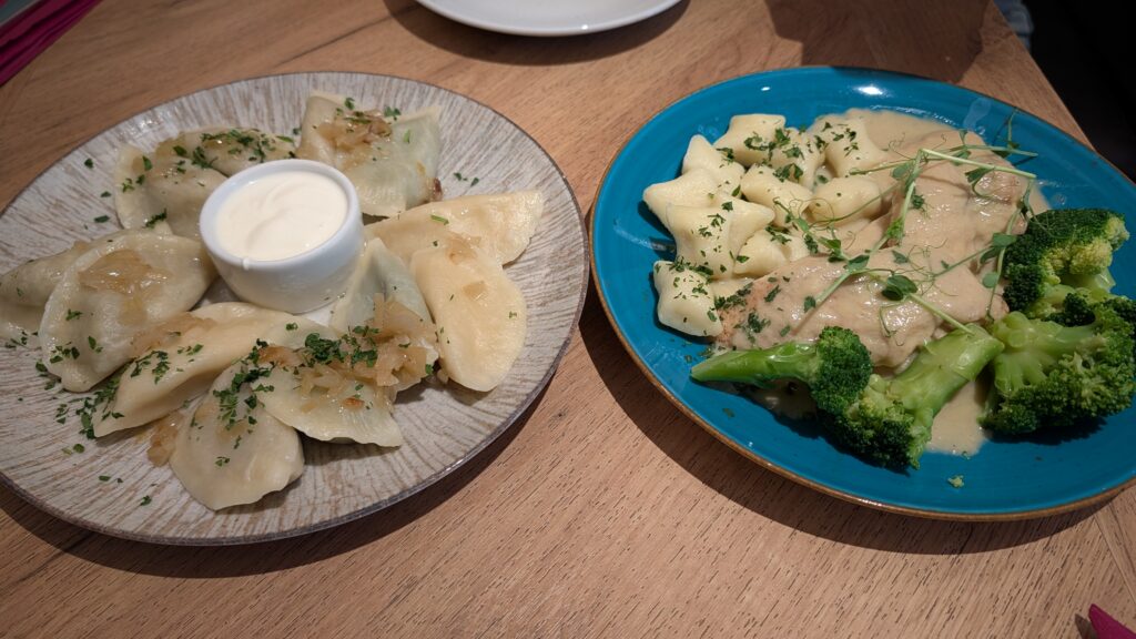 Pierogis y pollo en salsa de puerro