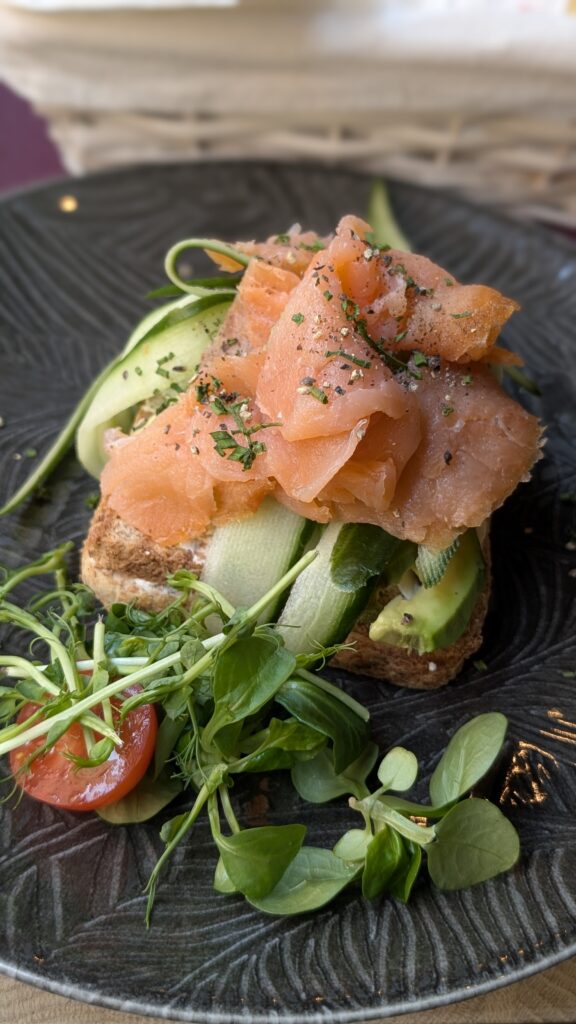 Tostada de salmón ahumado con aguacate