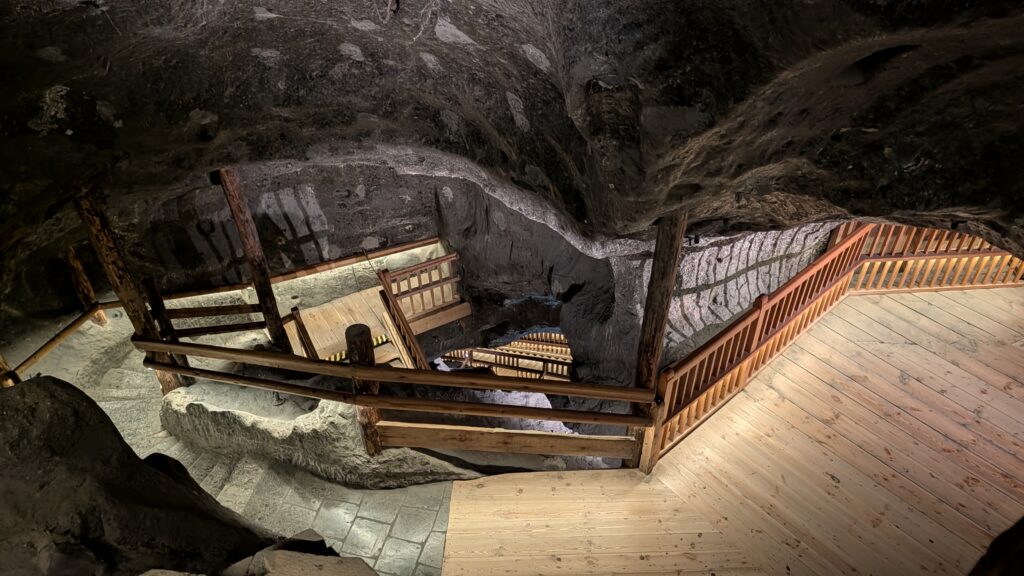 Escaleras hacia niveles inferiores de las minas