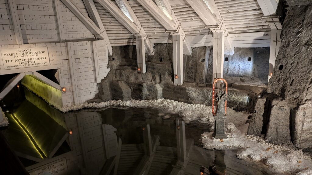 Antiguo acceso en barca a una de las galerías