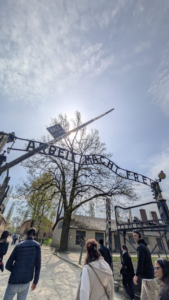 Cartel "Arbeit macht frei"