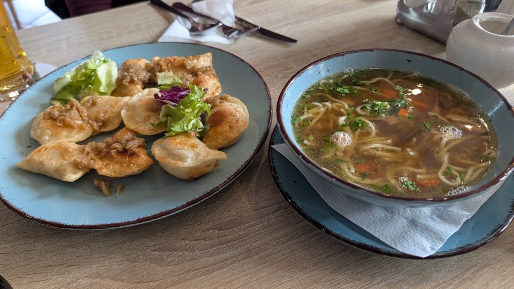 Pierogis de carne y sopa con pasta en Pierogarnia Rodzinna u Mamusi