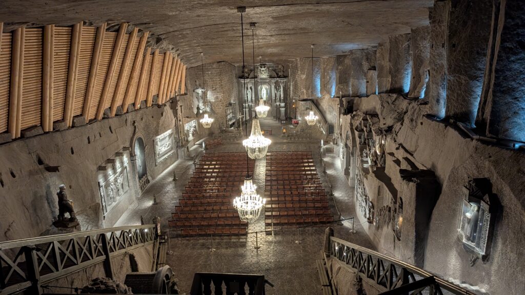 Iglesia dentro de una de las galerías
